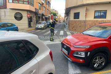 Una avería en el motor de un vehículo deja un reguero de aceite por varias calles de Los Llanos de Telde/TA.